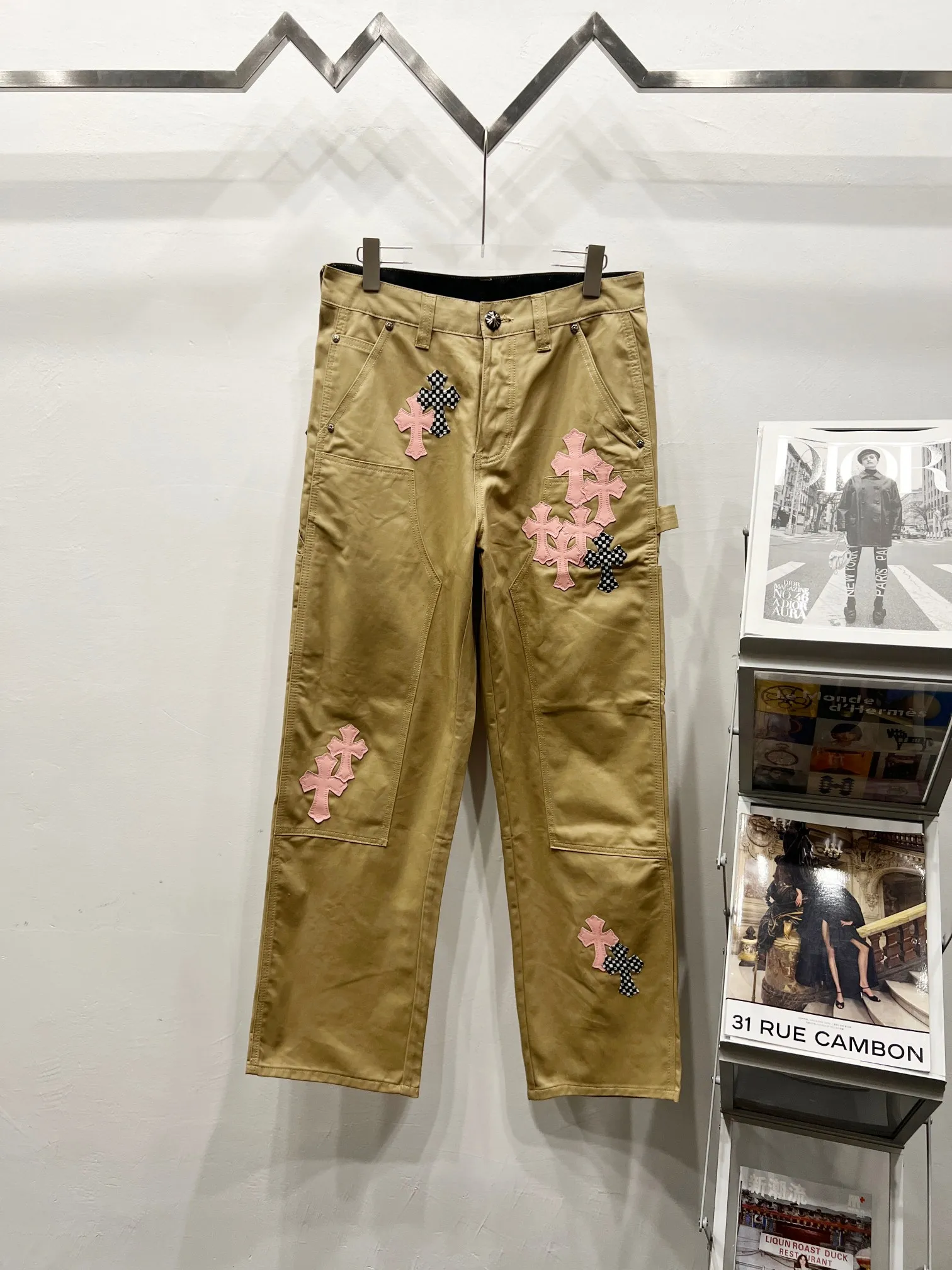 P260 Style number: (c034) ChromeHearts & ChromeHearts 2025 new khaki wood pink checkerboard cross leather couple's loose jeans Top quality ceiling quality Styles with different wash textures, very friendly to people with thin legs and thick legs, straight and loose version very flattering leg shape Timeless moderate length, easy to match with casual, basic styling for various styles, a must-have in the wardrobe! The fabric is stiff but also makes the upper body soft without losing texture. The washing process is even more perfect. It is a must-have item for everyone! ! ! Washed wheat, hang tag, pants label, three labels complete Color: Khaki Size: 28-30-32-34